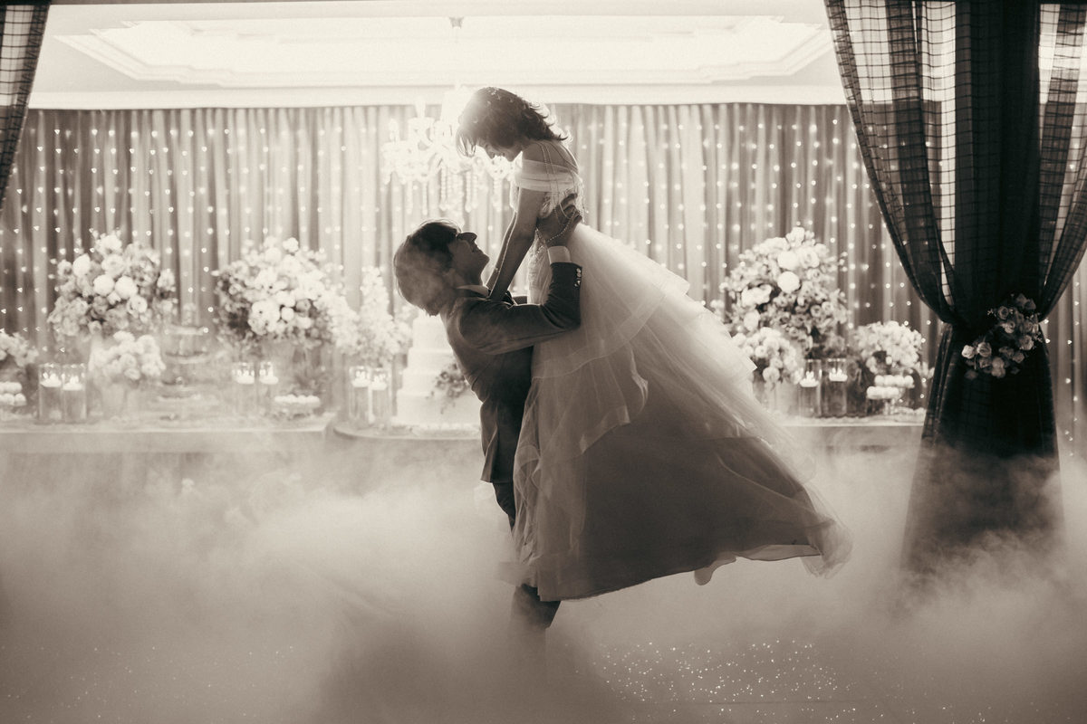 Dança dos noivos com gelo seco. Casamento geek feito pelo fotógrafo de casamento Rafael Ohana em Brasília