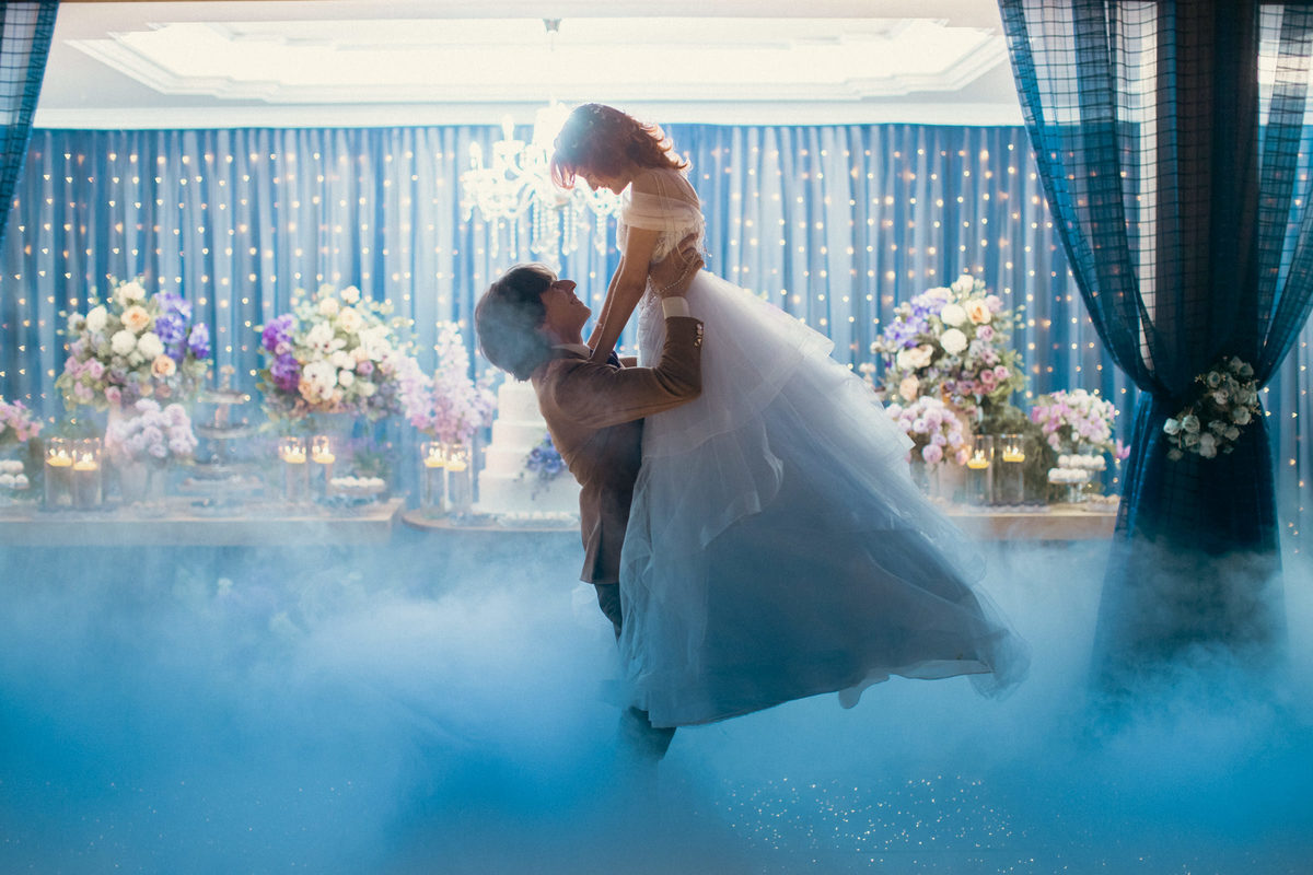 Dança dos noivos com gelo seco. Casamento geek feito pelo fotógrafo de casamento Rafael Ohana em Brasília