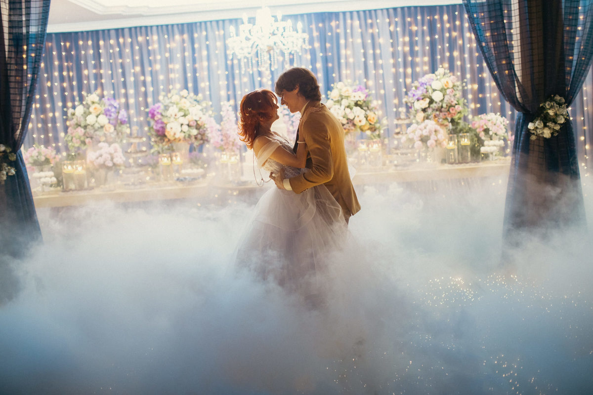 Dança dos noivos com gelo seco. Casamento geek feito pelo fotógrafo de casamento Rafael Ohana em Brasília