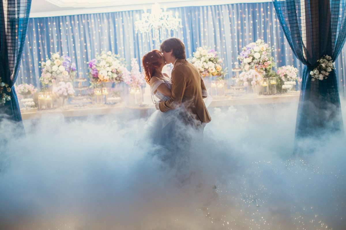 Dança dos noivos com gelo seco. Casamento geek feito pelo fotógrafo de casamento Rafael Ohana em Brasília