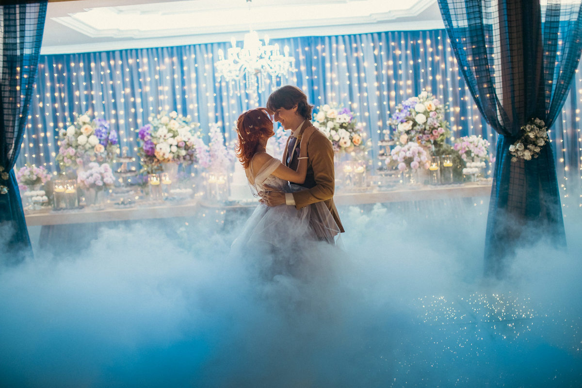 Dança dos noivos com gelo seco. Casamento geek feito pelo fotógrafo de casamento Rafael Ohana em Brasília