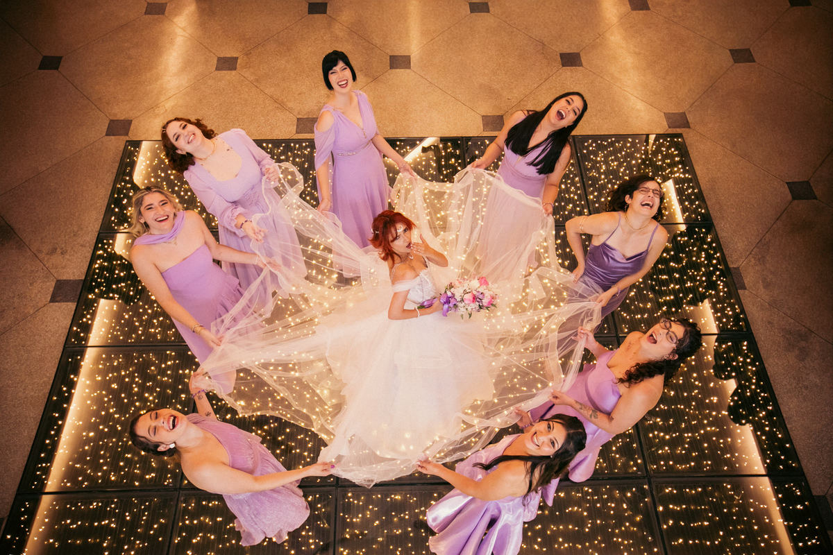 madrinhas brincando com a noiva. Casamento geek feito pelo fotógrafo de casamento Rafael Ohana em Brasília