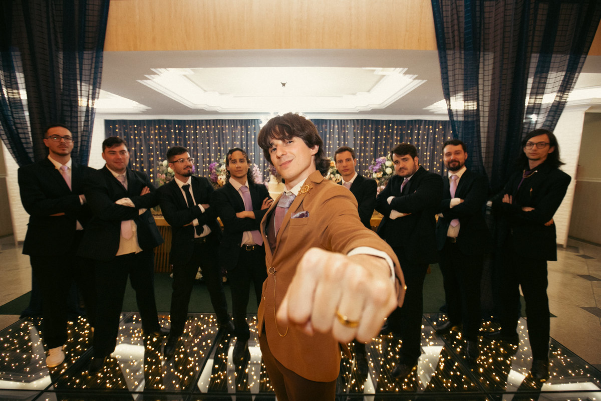 Noivo posando com os padrinhos. Casamento geek feito pelo fotógrafo de casamento Rafael Ohana em Brasília