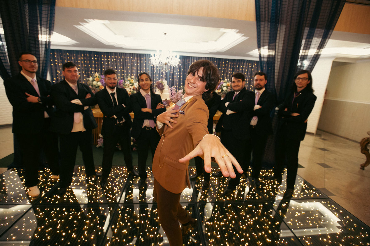 Noivo posando com os padrinhos. Casamento geek feito pelo fotógrafo de casamento Rafael Ohana em Brasília