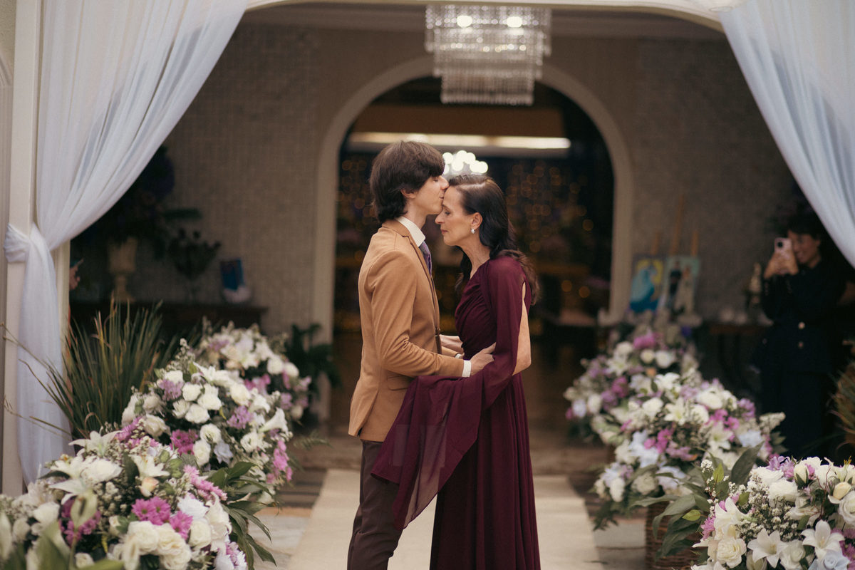Noivo beija sua mãe no casamento. Casamento geek feito pelo fotógrafo de casamento Rafael Ohana em Brasília