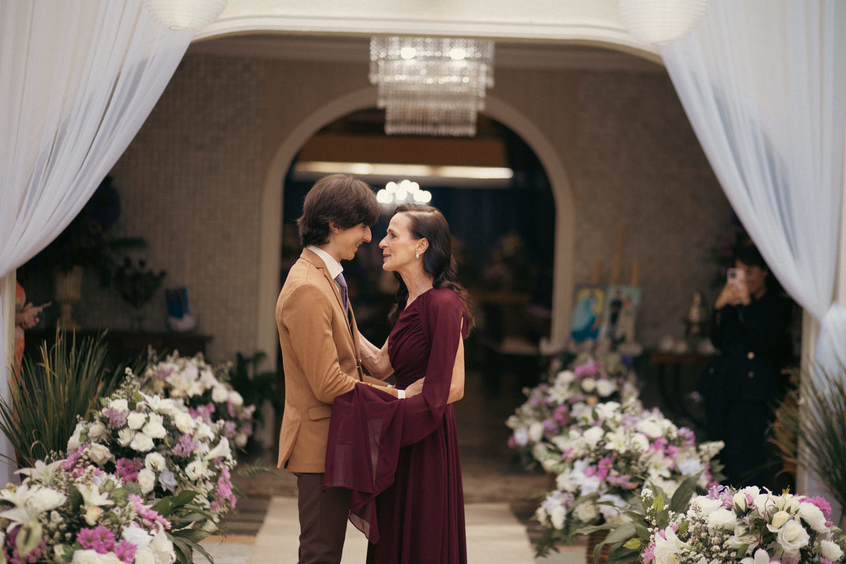 Noivo e sua mãe no casamento. Casamento geek feito pelo fotógrafo de casamento Rafael Ohana em Brasília