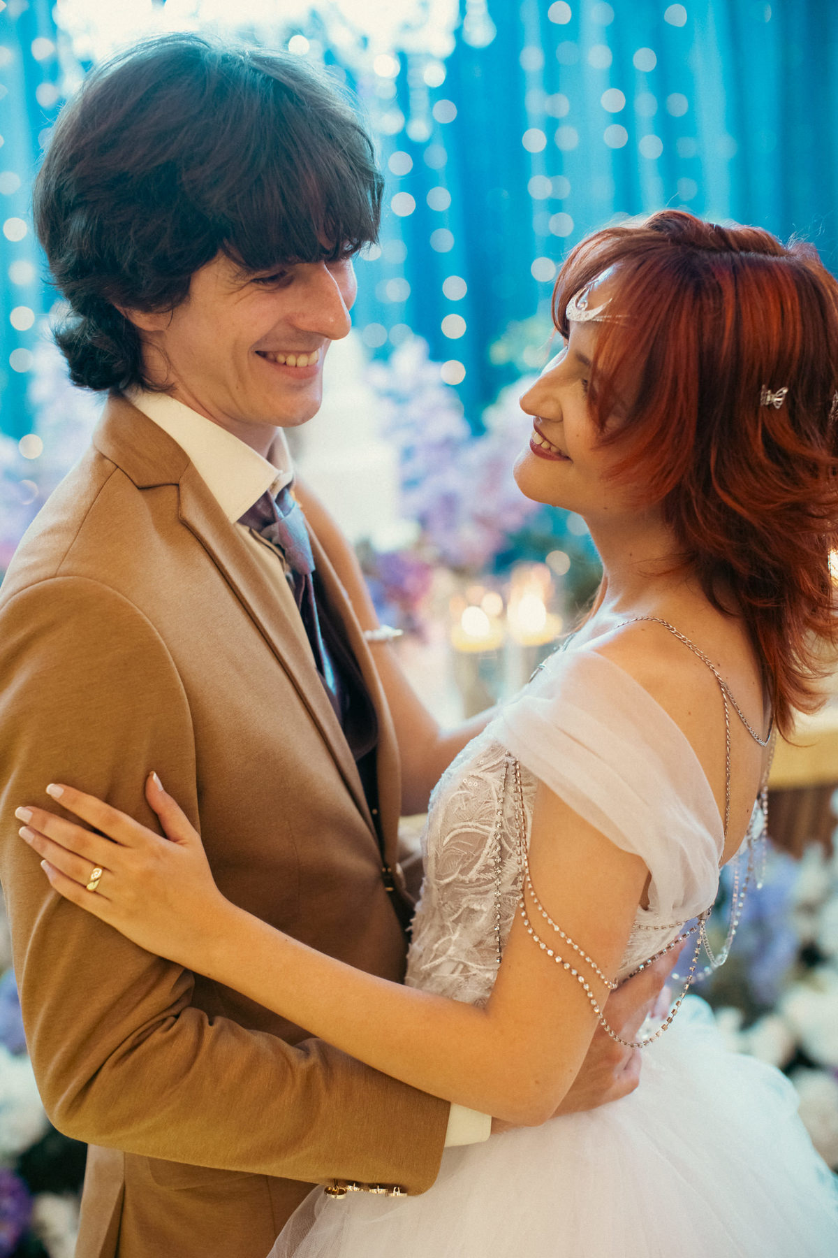 Noivos posando. Casamento geek feito pelo fotógrafo de casamento Rafael Ohana em Brasília
