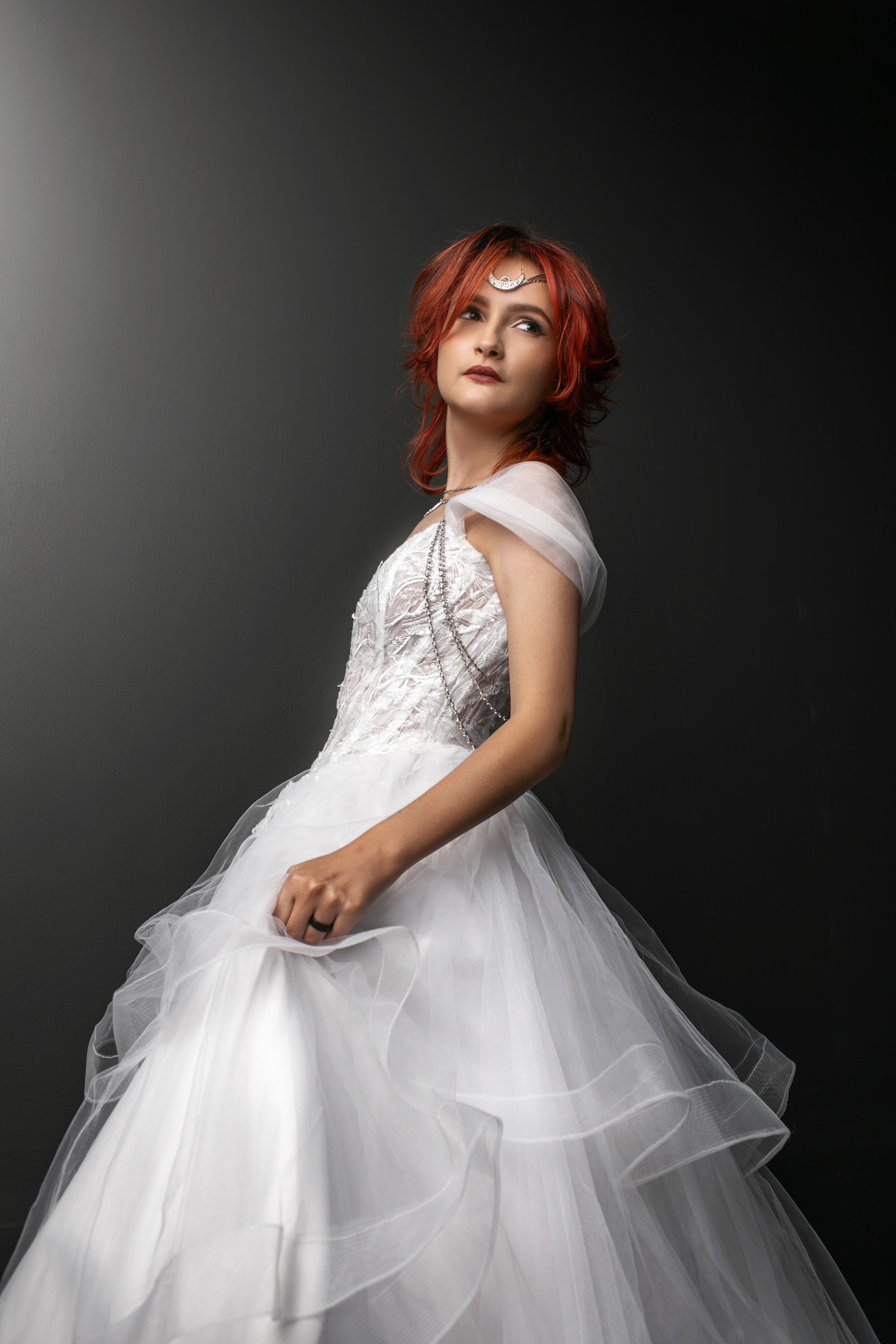 noiva alternativa de cabelo vermelho. Ensaio de noiva feito pelo fotógrafo de casamento Rafael Ohana em Brasília-DF.