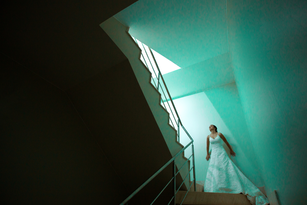 Noiva em escadaria posando. Foto feita pelo fotógrafo de casamento Rafael Ohana