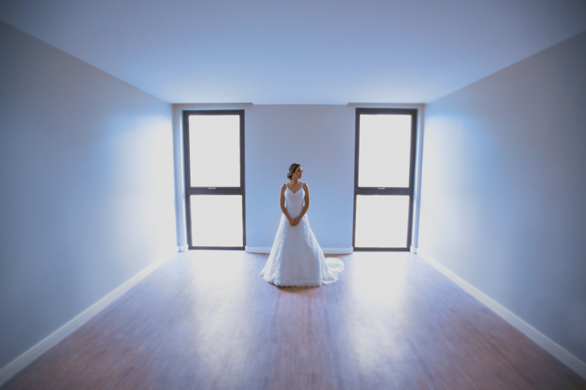 Noiva em quarto vazio. Foto feita pelo fotógrafo de casamento Rafael Ohana
