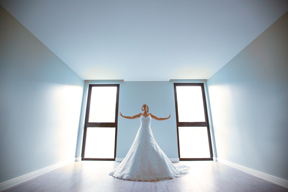 Noiva dançando em quarto vazio. Foto feita pelo fotógrafo de casamento Rafael Ohana