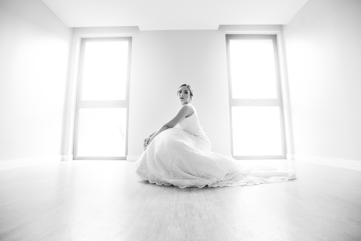 Noiva agachada em quarto vazio. Foto feita pelo fotógrafo de casamento Rafael Ohana