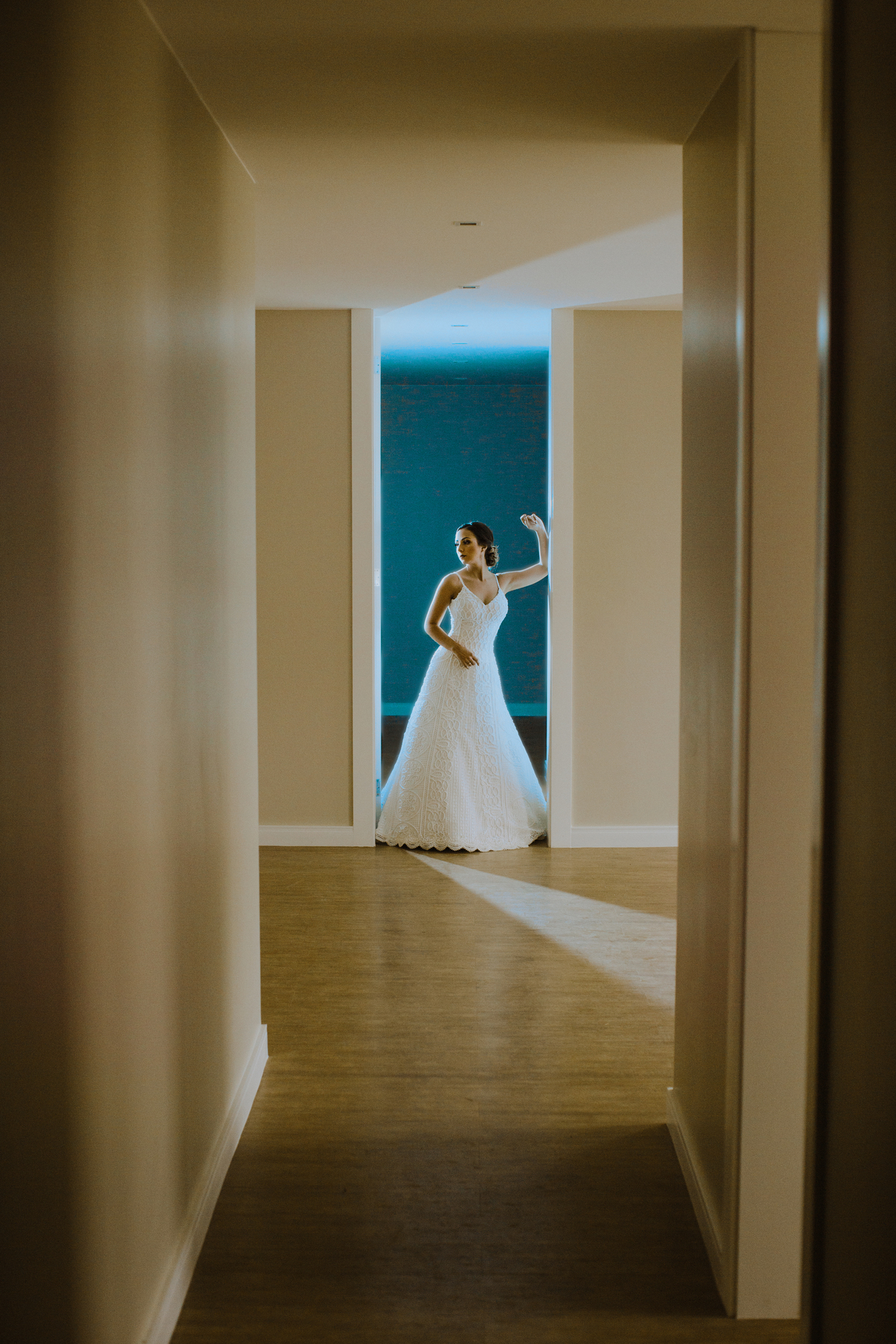 Noiva encostada na porta do quarto. Foto feita pelo fotógrafo de casamento Rafael Ohana