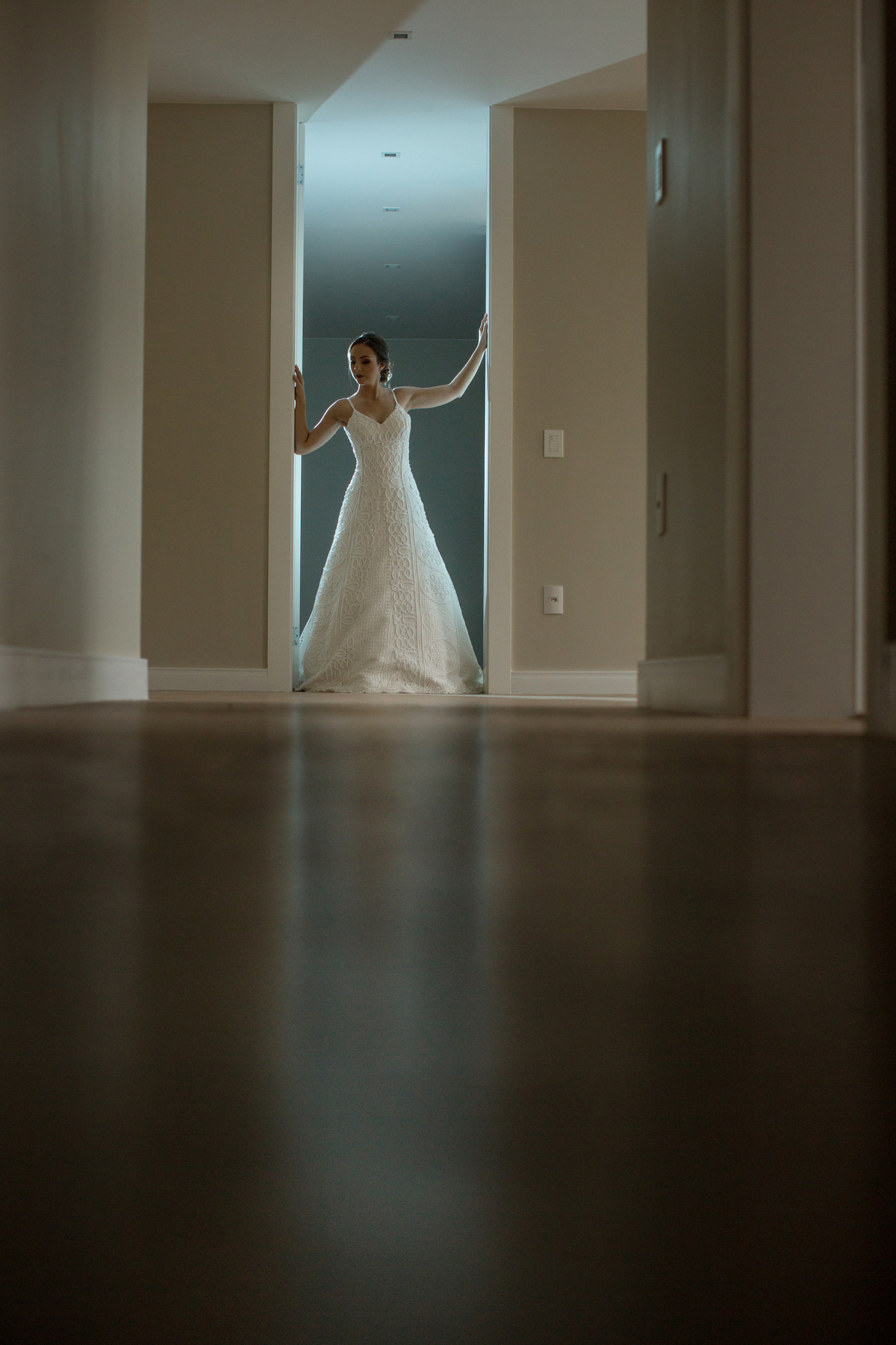 Noiva em casa vazia. Foto feita pelo fotógrafo de casamento Rafael Ohana