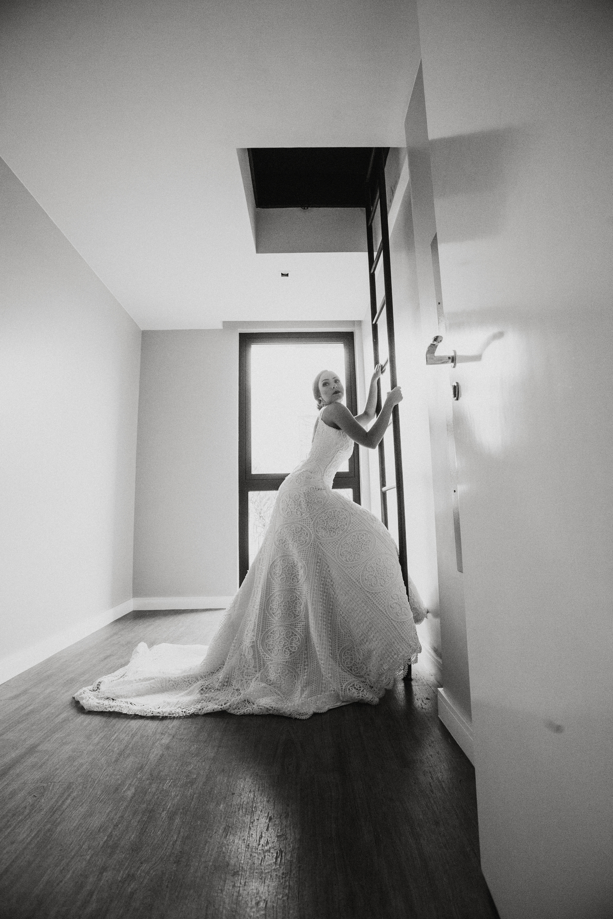 Noiva subindo em escada. Foto feita pelo fotógrafo de casamento Rafael Ohana