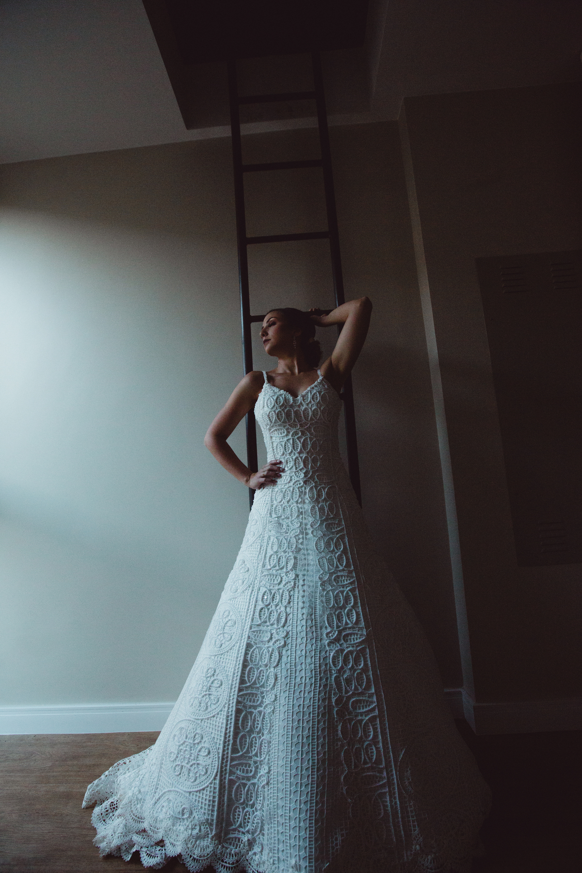 Noiva descansando em escada. Foto feita pelo fotógrafo de casamento Rafael Ohana