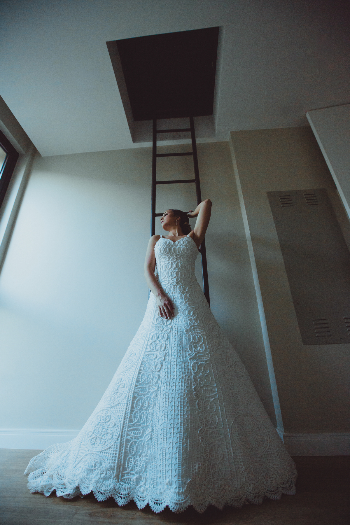 Noiva relaxando em escada. Foto feita pelo fotógrafo de casamento Rafael Ohana