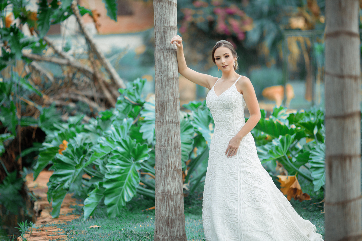 Noiva encostada em árvore. Foto feita pelo fotógrafo de casamento Rafael Ohana