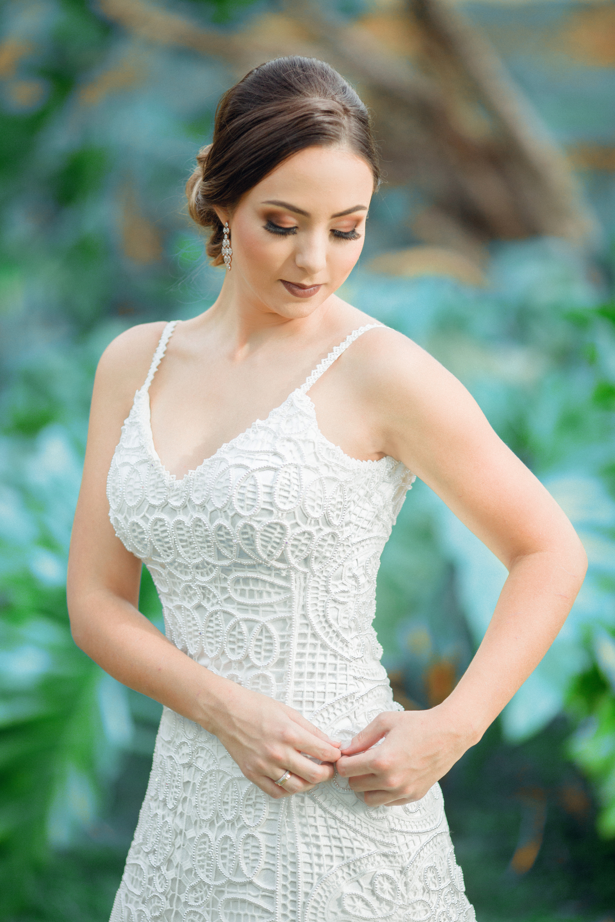 Noiva arrumando seu vestido. Foto feita pelo fotógrafo de casamento Rafael Ohana