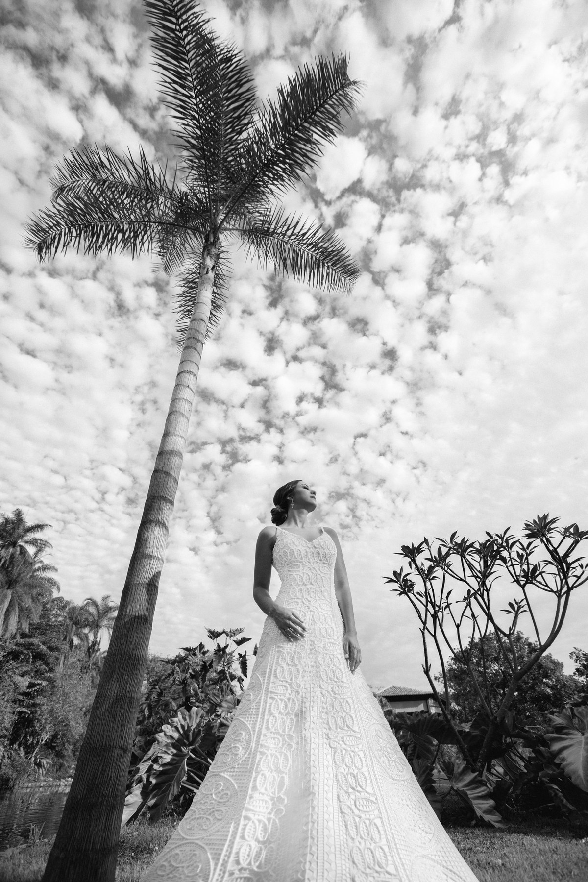 Noiva olhando para o céu cheio de núvens. Foto feita pelo fotógrafo de casamento Rafael Ohana