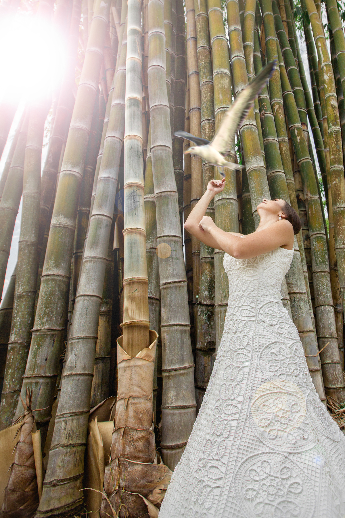 Noiva brincando com passaros. Foto feita pelo fotógrafo de casamento Rafael Ohana