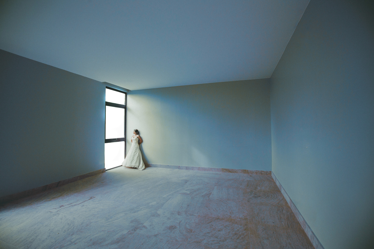 Noiva sozinha em quarto gigante. Foto feita pelo fotógrafo de casamento Rafael Ohana