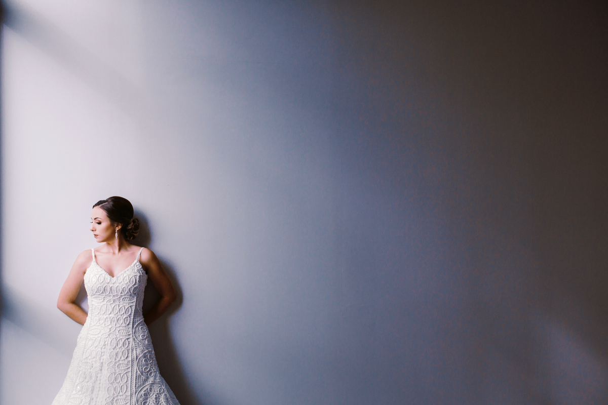 Noiva sozinha. Foto feita pelo fotógrafo de casamento Rafael Ohana