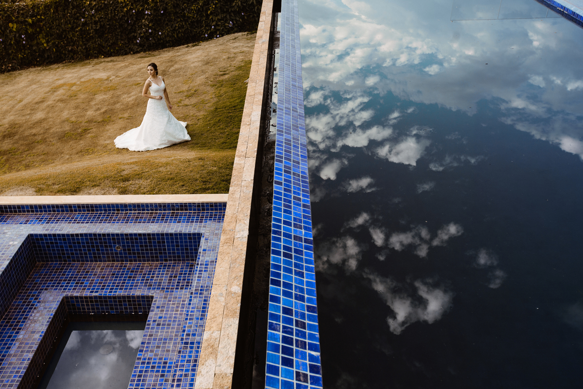 Noiva perto de piscina. Foto feita pelo fotógrafo de casamento Rafael Ohana