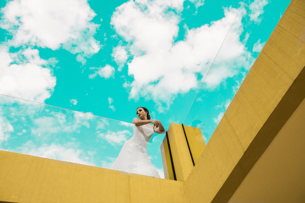 Noiva posando com nuvens ao fundo. Foto feita pelo fotógrafo de casamento Rafael Ohana