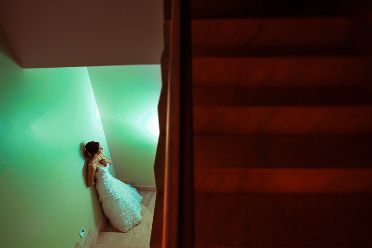 Noiva posando na escada. Foto feita pelo fotógrafo de casamento Rafael Ohana