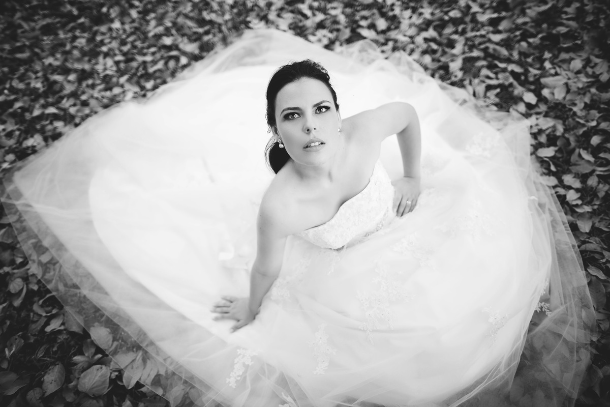 Noiva sentada no chão de folhas secas. Foto feita pelo fotógrafo de casamento Rafael Ohana 