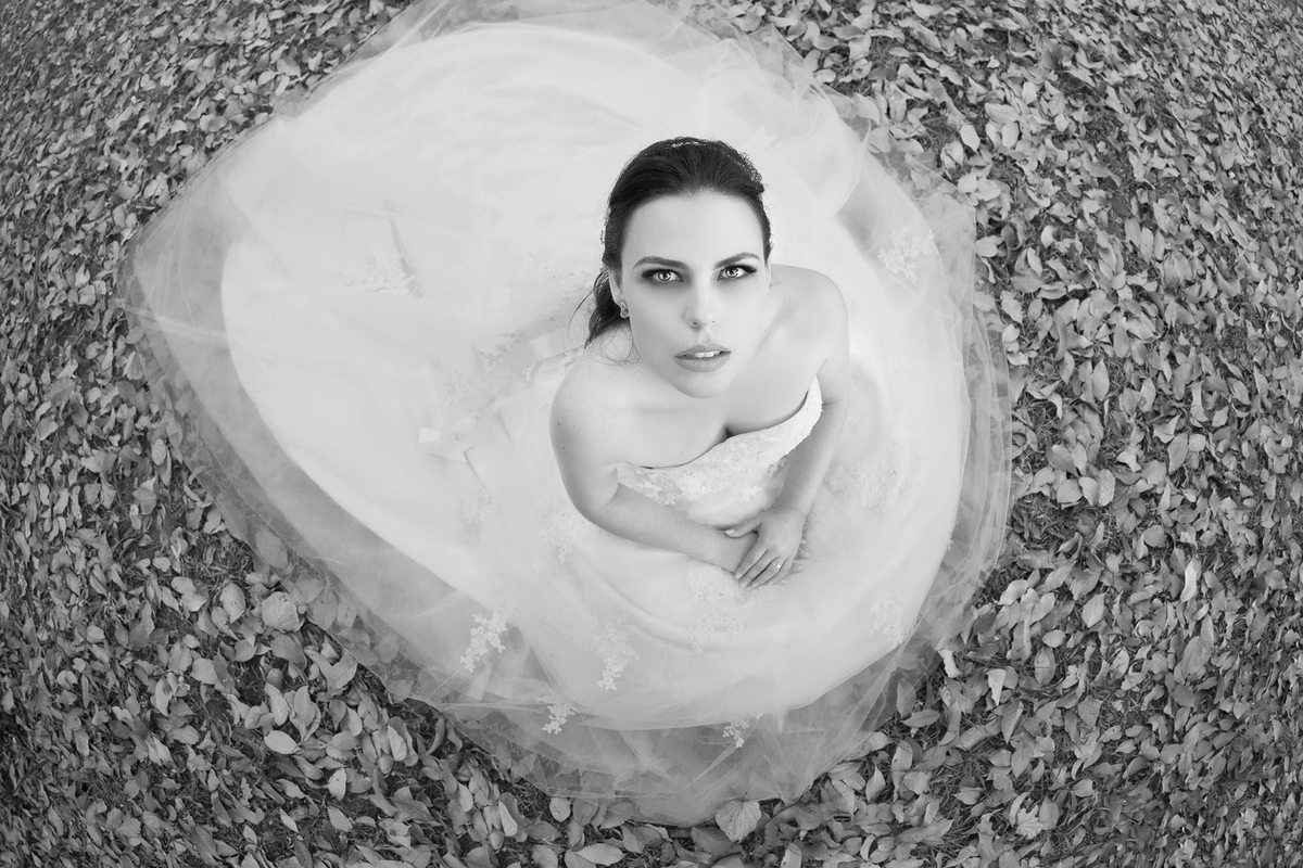 Noiva sentada no chão de folhas secas. Foto feita pelo fotógrafo de casamento Rafael Ohana 