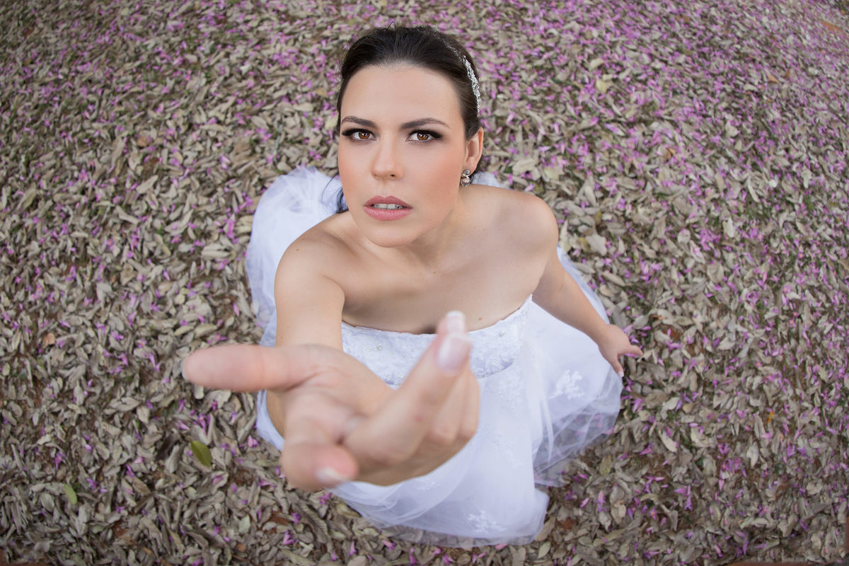 Noiva apontando as mãos para o céu. Foto feita pelo fotógrafo de casamento Rafael Ohana 