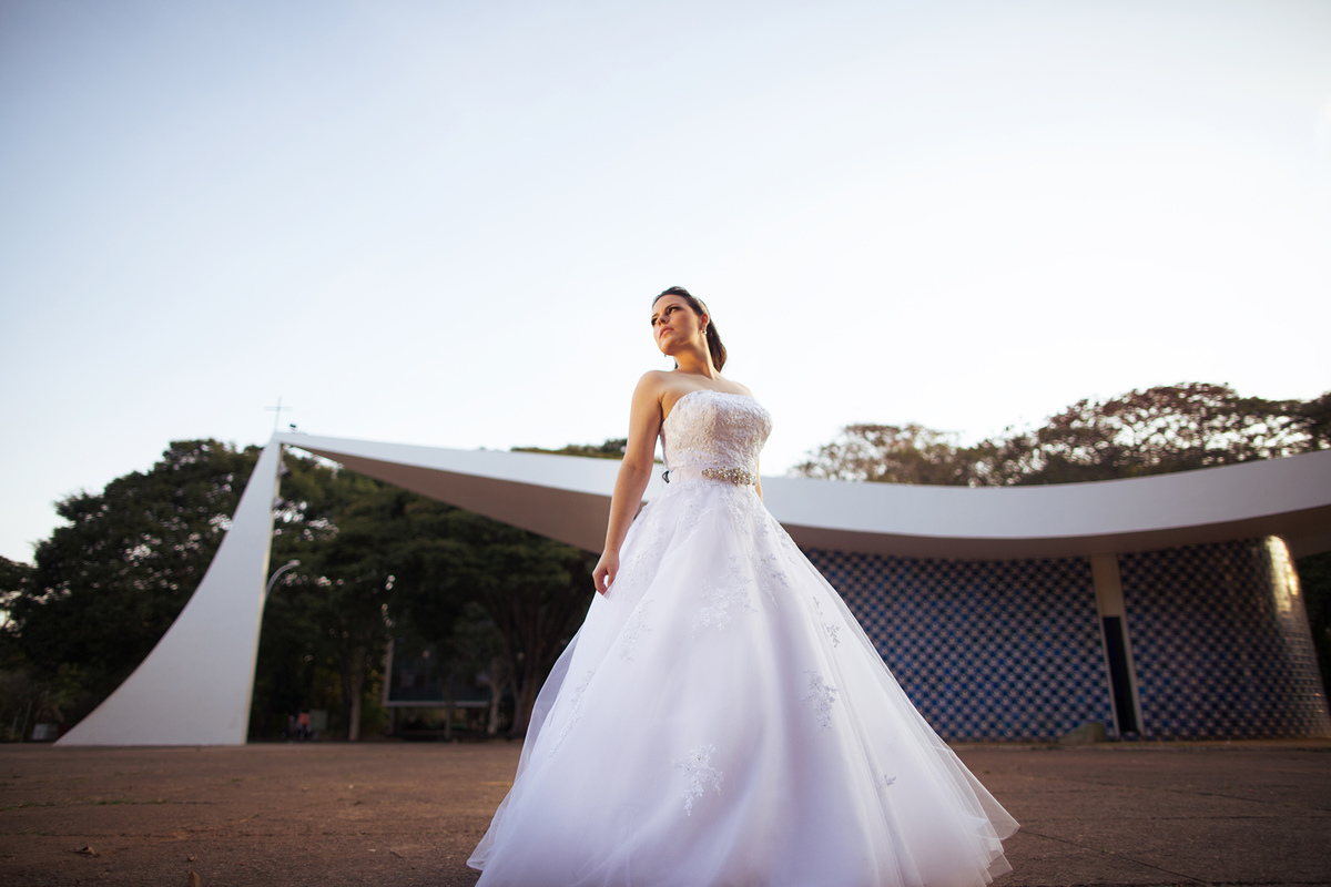 Noiva posando em frente  a igrejinha de nossa senhora de fátima na 308 sul. Foto feita pelo fotógrafo de casamento Rafael Ohana
