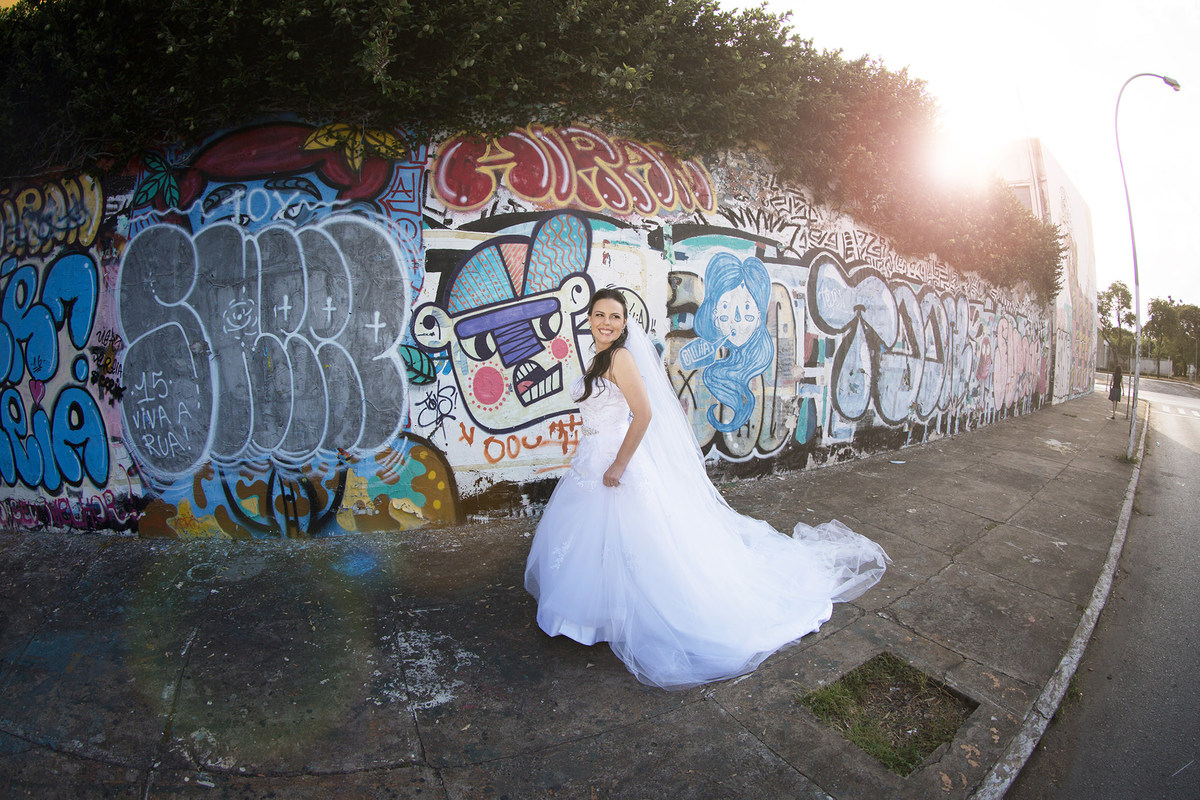 Noiva passeando pela cidade de Brasília. Foto feita pelo fotógrafo de casamento Rafael Ohana