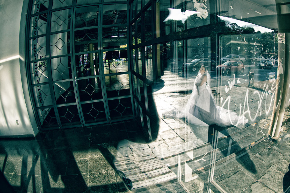 Reflexo de noiva em vidro na 508 sul. Foto feita pelo fotógrafo de casamento Rafael Ohana