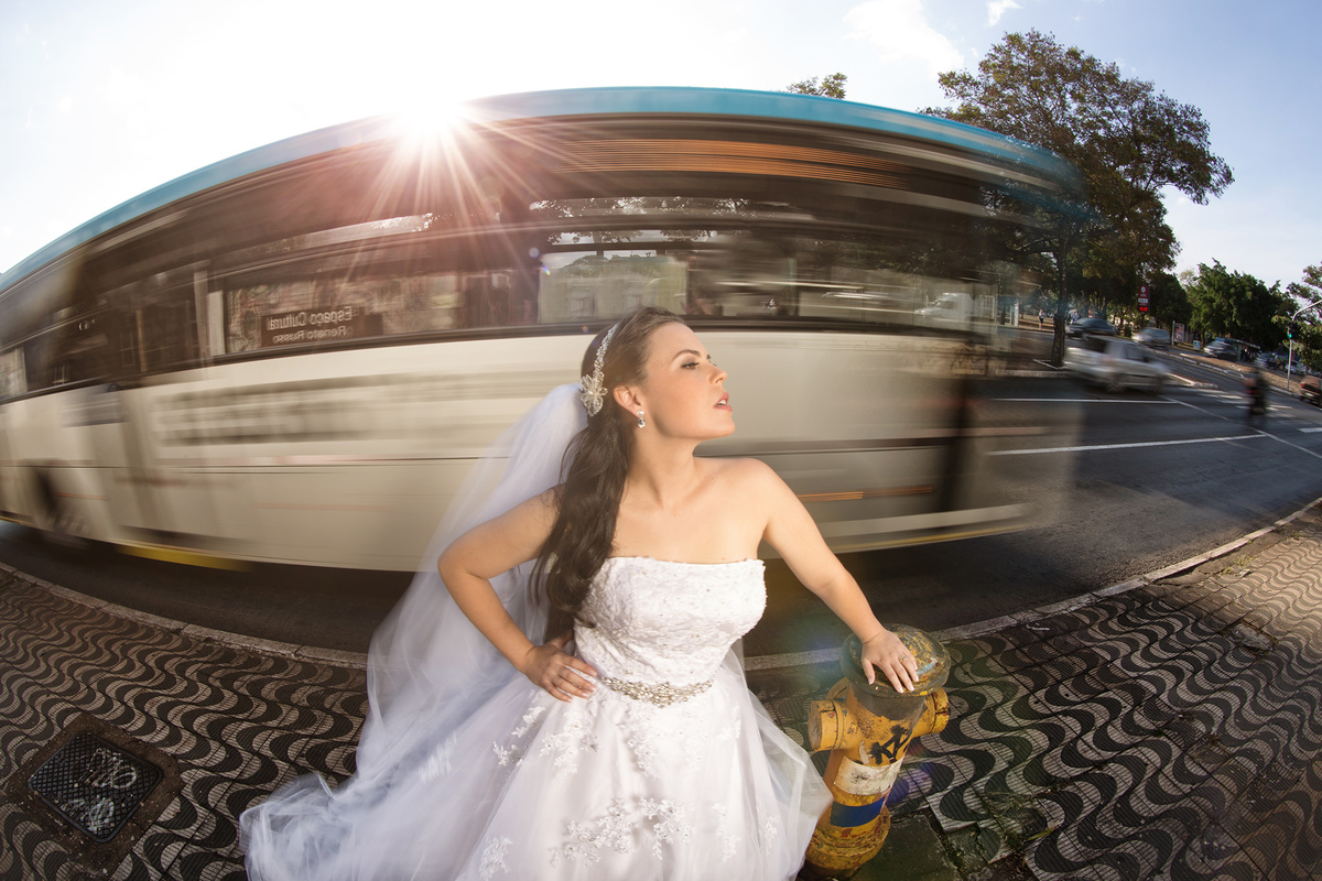 Noiva esperando onibus perto da pista na 508 sul. Foto feita pelo fotógrafo de casamento Rafael Ohana 