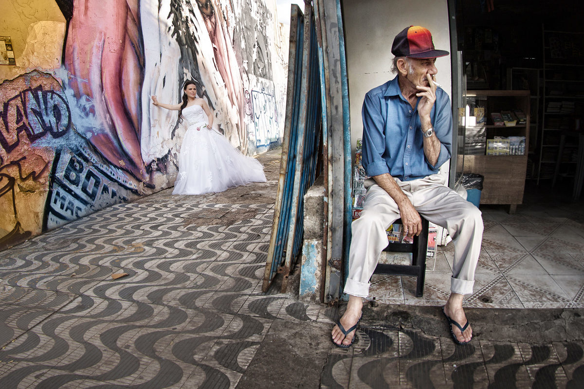 Velho fumando cigarro perto de noiva. Foto feita pelo fotógrafo de casamento Rafael Ohana