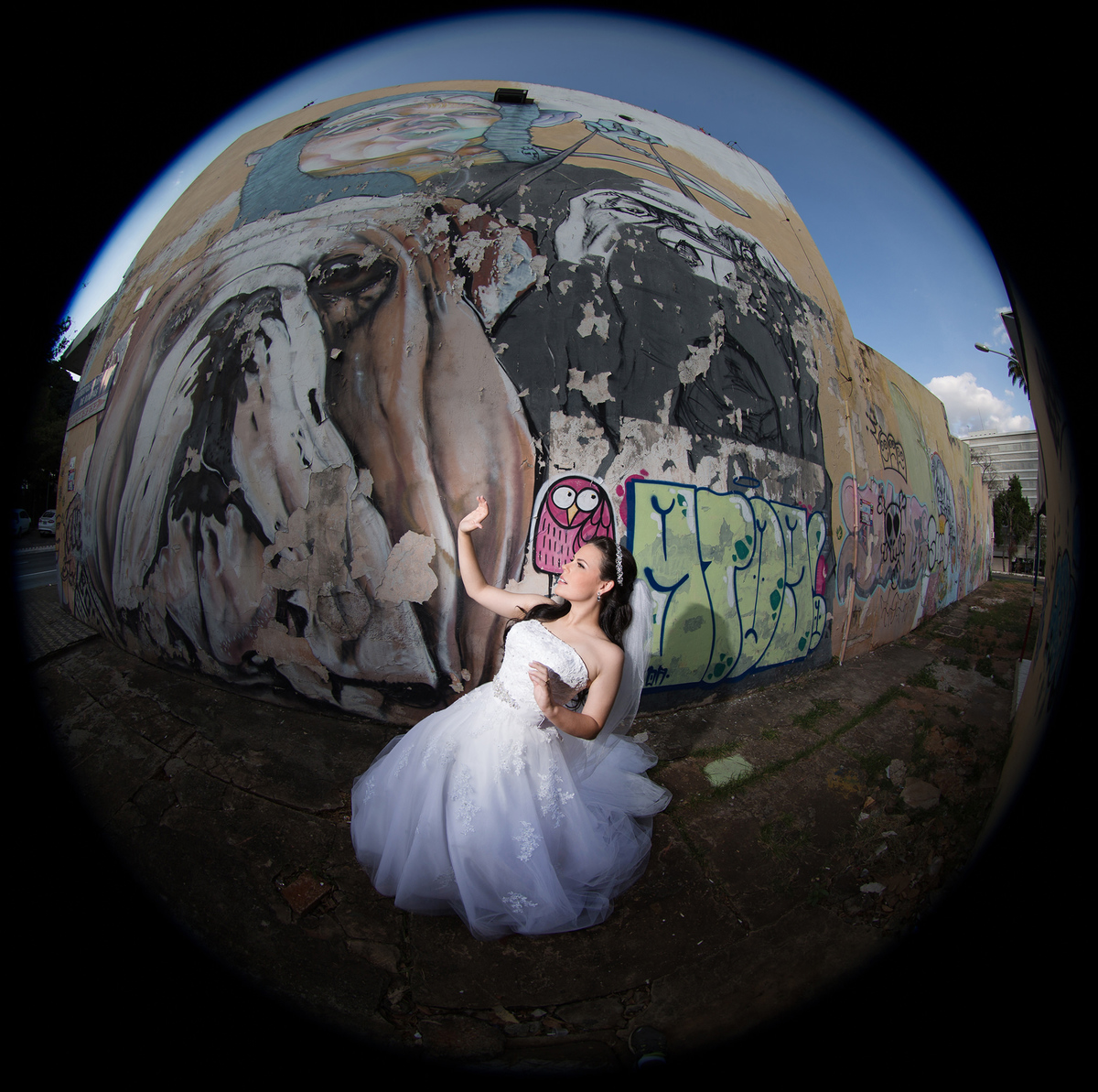 Noiva perto de parede grafitada no espaço cultural renato russo. Foto feita pelo fotógrafo de casamento Rafael Ohana 