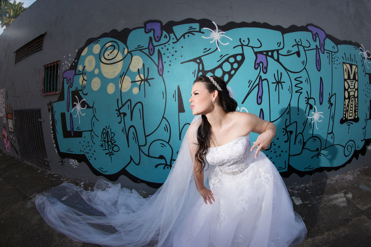 Noiva dançando funk. Foto feita pelo fotógrafo de casamento Rafael Ohana 