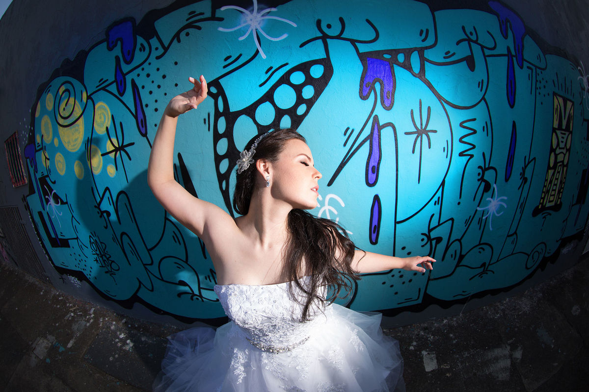 Noiva dançando perto de parede de grafitte. Foto feita pelo fotógrafo de casamento Rafael Ohana 