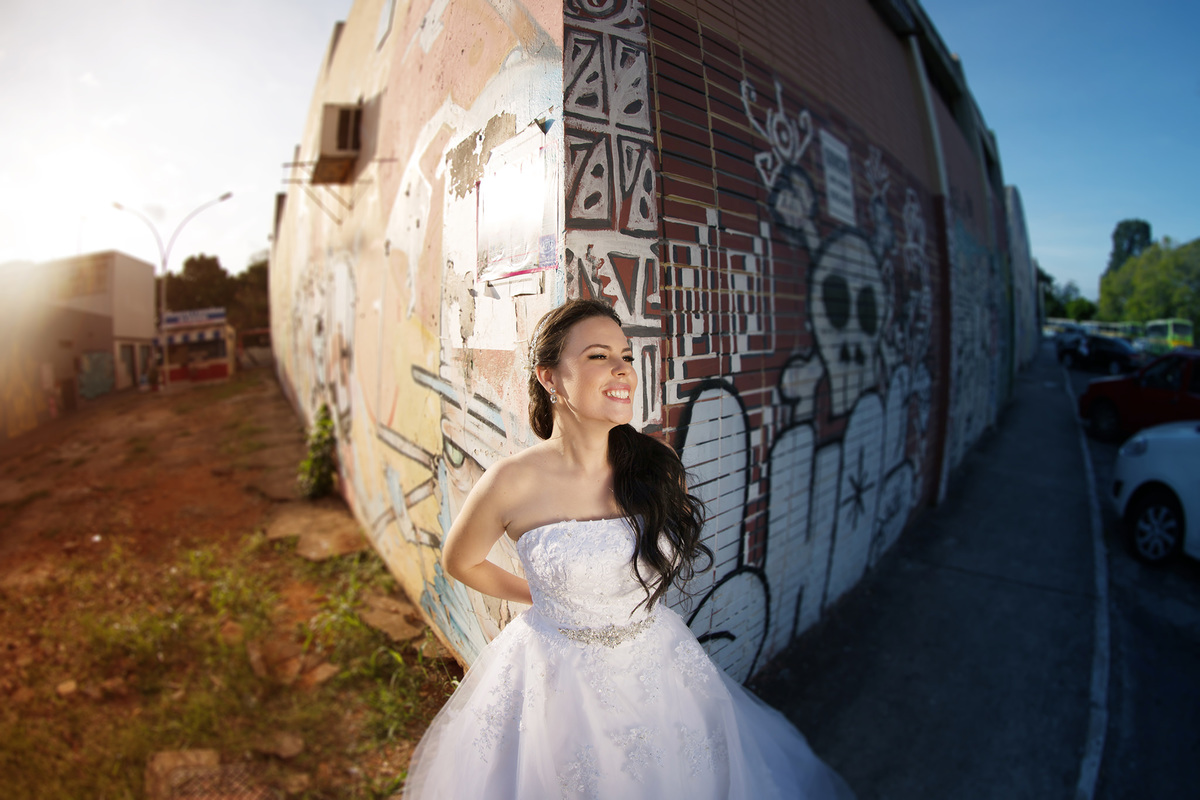 Noiva encostada em esquina. Foto feita pelo fotógrafo de casamento Rafael Ohana 