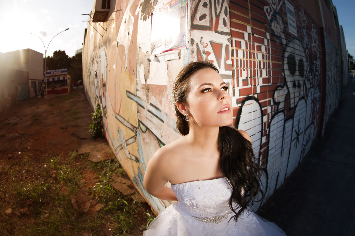 Noiva encostada em esquina. Foto feita pelo fotógrafo de casamento Rafael Ohana 