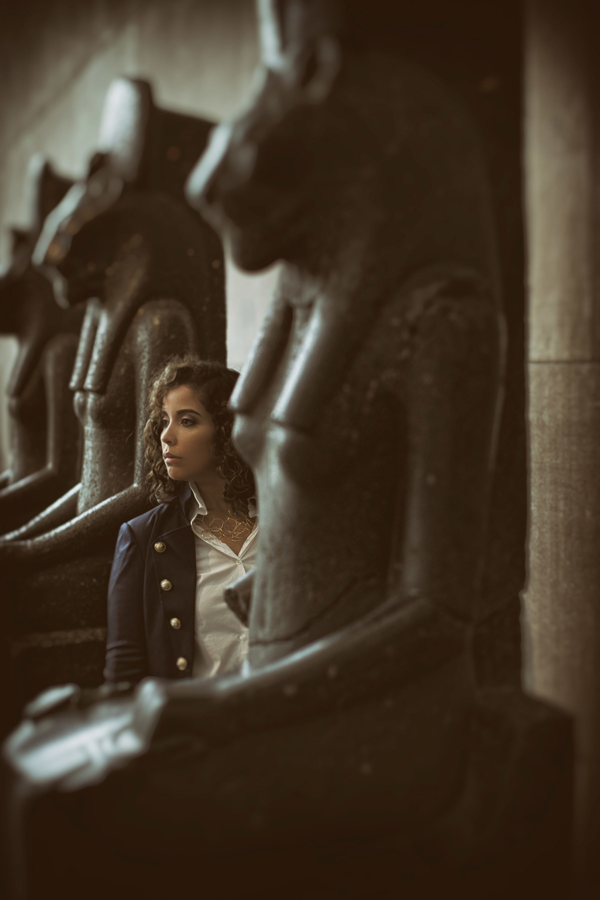 Mulher posando com estatuas egipcias no metropolitan museum em nova york. Ensaio feito pelo fotógrafo brasileiro Rafael Ohana