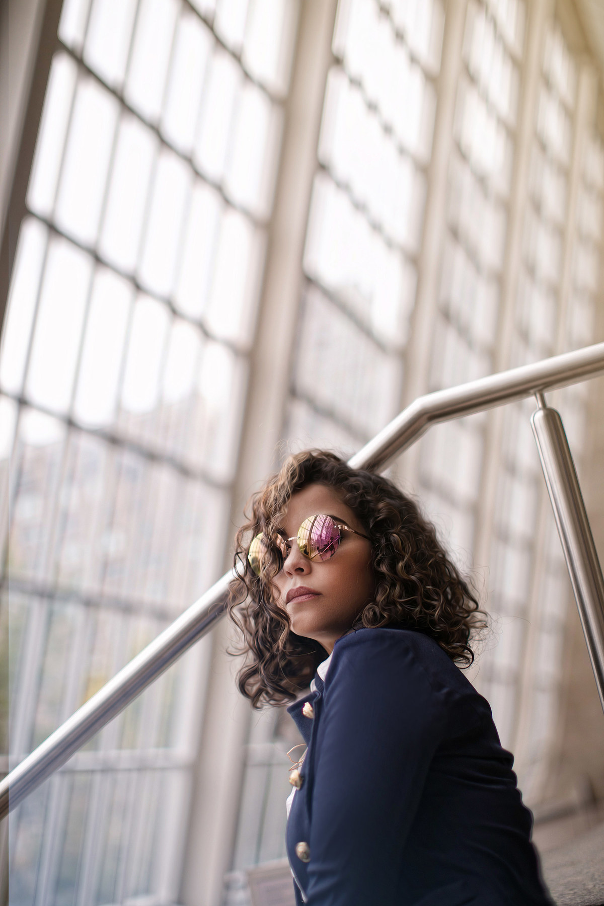 Mulher posando com oculos espelhado no metropolitan museum em Nova York. Ensaio feito pelo fotógrafo brasileiro Rafael Ohana