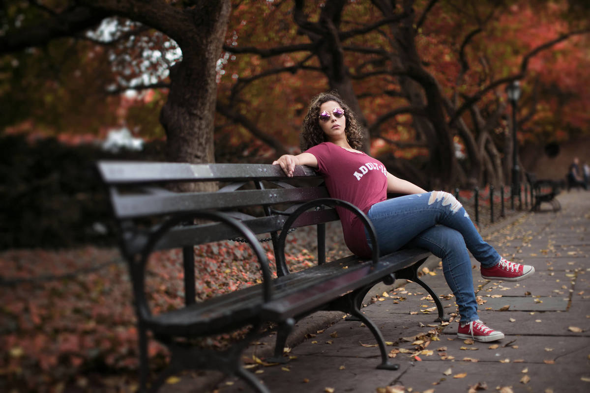 Mulher sentada em banco no central park em nova york. Ensaio feito pelo fotógrafo brasileiro Rafael Ohana