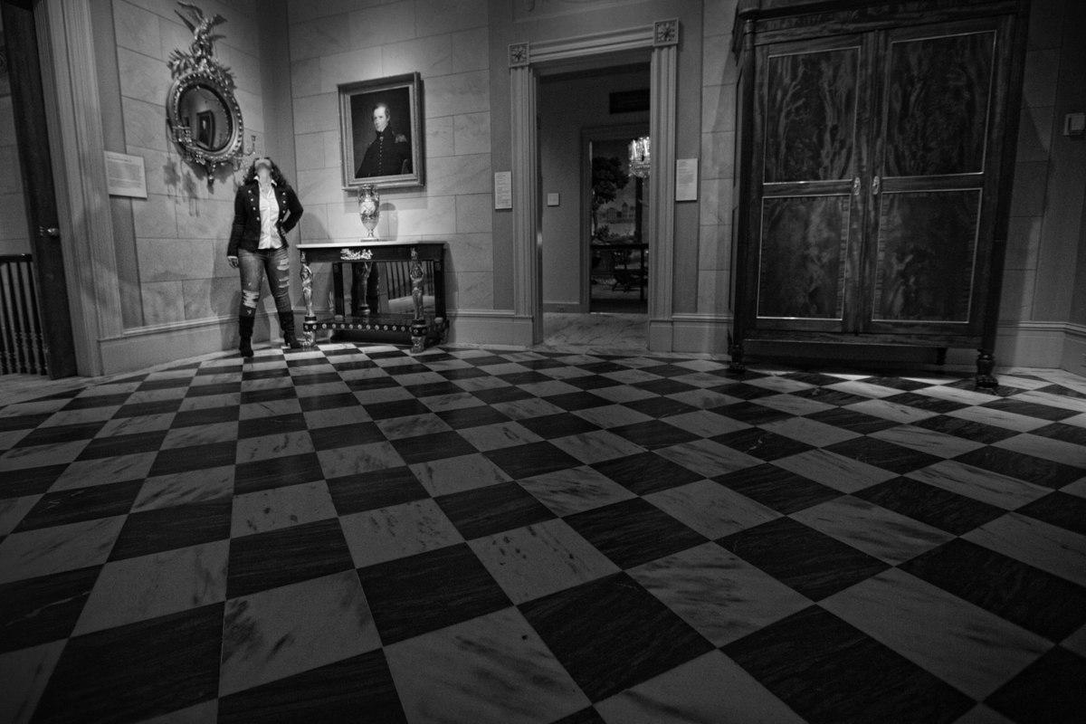 Mulher posando no metropolitan museum. Ensaio feito pelo fotógrafo brasileiro Rafael Ohana