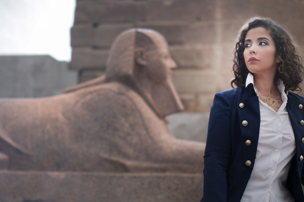 Mulher posando perto de esfinge no metropolitan museum em Nova York. Ensaio feito pelo fotógrafo brasileiro Rafael Ohana
