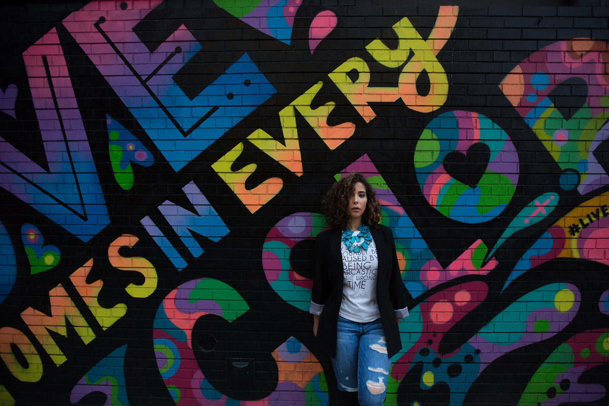 Mulher posando em paredão grafitado em Nova York.  Ensaio feito pelo fotógrafo brasileiro Rafael Ohana