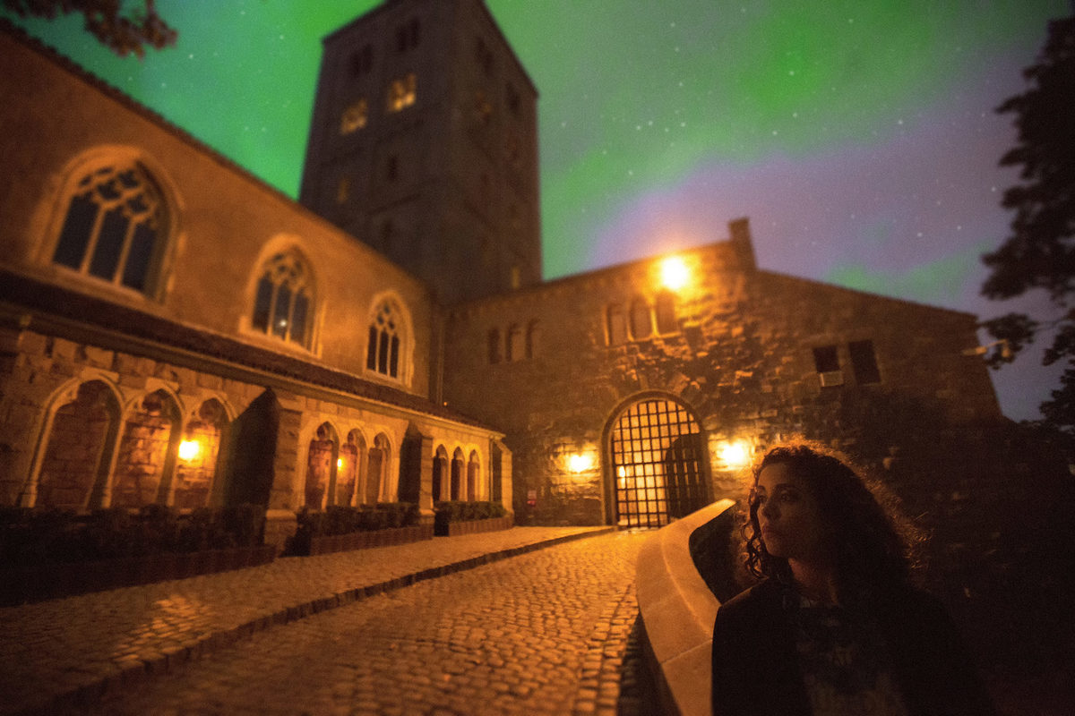 Mulher posando em castelo em Nova York.  Ensaio feito pelo fotógrafo brasileiro Rafael Ohana